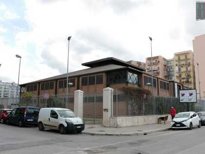 Ci lasciamo questa storia alle spalle e dopo aver superato l�incrocio con via Anita Garibaldi (l�unico di tutto questo tratto) e il cancello del park&ride, troviamo sulla sinistra la storica palestra dell�ex �Gil� (Giovent� italiana del Littorio), conosciuta oggi con il nome di �Palamartino� in onore dell�atleta olimpionico barese Francesco Martino